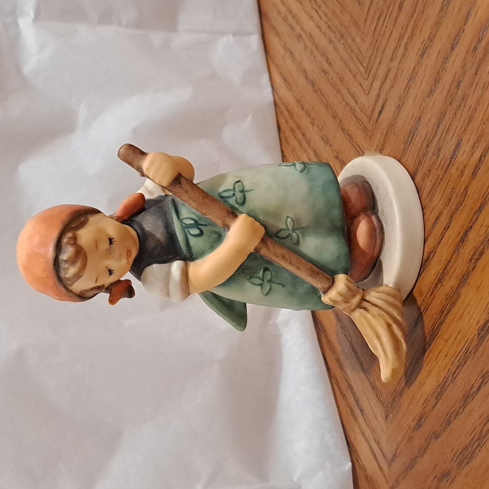 Vtg. Hummel "Little Sweeper" Model 171 Depicting A Young Girl With A Broom. EUC